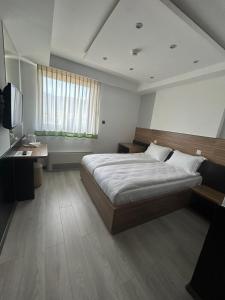 萨拉热窝波斯纳1号酒店的一间卧室配有一张大床和电视