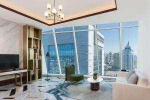 多哈Velero Hotel Doha Lusail的一间享有城市美景的客厅