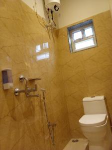GauripurHOTEL SKYKING的一间带卫生间和淋浴的浴室