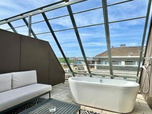 维也纳Rafael Kaiser - Premium Apartments City Centre - Contactless 24h Check-In的带浴缸的大窗户