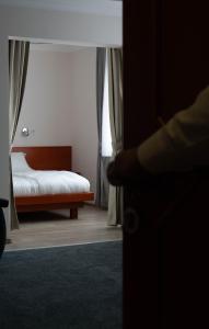 萨拉热窝波斯纳1号酒店的一间带床的卧室,位于带窗户的房间内