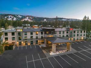 大熊湖Home2 Suites By Hilton Big Bear Lake的享有酒店空中景色,设有停车场