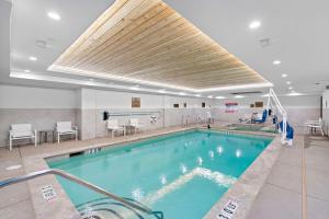大熊湖Home2 Suites By Hilton Big Bear Lake的医院里的一个大型游泳池
