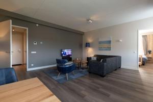 科莱恩斯普拉特Design apartment in Zeeland with its own wellness的客厅配有沙发和桌子