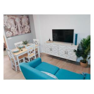 庞特维德拉Pontevedra Apartments - Peregrina Family Suite的客厅配有蓝色的沙发和桌子