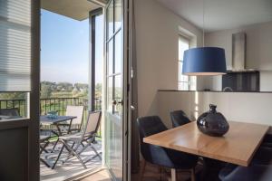 科莱恩斯普拉特Design apartment in Zeeland with its own wellness的一间带桌椅的用餐室和一个阳台