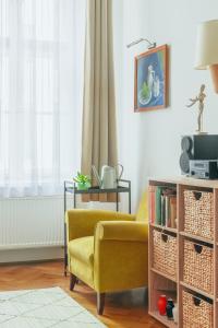 布达佩斯Historic Old Town Home的客厅配有黄色椅子和桌子