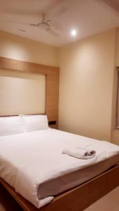 GauripurHOTEL SKYKING的一间卧室配有一张带白色床单的大床