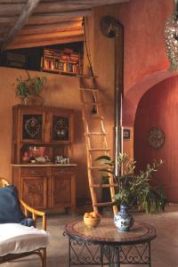 阿尔热祖尔Muxima - Aljezur的一间带梯子和桌子的客厅