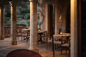 巴尔德莫萨Hotel Valldemossa - New Opening 2024的大楼内带桌椅的餐厅