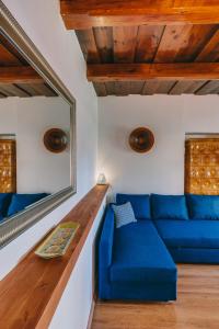 西格利盖特Feher Barany Apartment的客厅配有蓝色的沙发和镜子