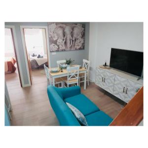 庞特维德拉Pontevedra Apartments - Peregrina Family Suite的客厅配有蓝色的沙发和电视