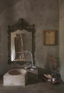 阿尔热祖尔Muxima - Aljezur的一间带水槽和镜子的浴室