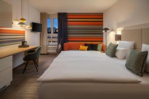 慕尼黑Boutique Hotel Atrium München的酒店客房配有两张床和一张书桌