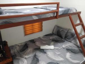 美岸VILLA ALESSA的客房配有2张双层床和床垫。