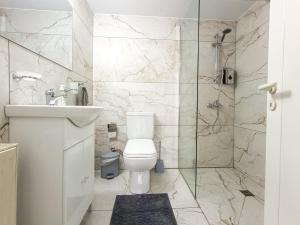 卡科佩特里亚Maryloo Country House的浴室配有卫生间、盥洗盆和淋浴。