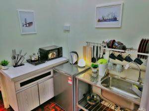 峇六拜[Queensbay Mall] 2~6 Pax, 3 Bedrooms, 2 Bathrooms, 1 Car Park的厨房配有水槽和台面