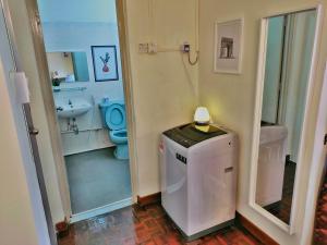 峇六拜[Queensbay Mall] 2~6 Pax, 3 Bedrooms, 2 Bathrooms, 1 Car Park的一间带卫生间和水槽的小浴室