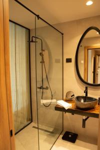 波德戈里察Hotel 1920的带淋浴、水槽和镜子的浴室