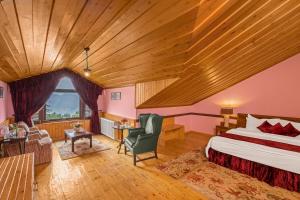 西姆拉Mahasu House的一间卧室设有一张床和木制天花板