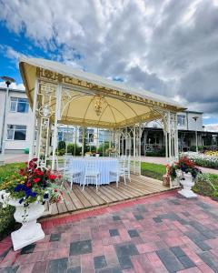 SileneSilene Resort & SPA Egles Villa的凉亭配有白色的桌椅