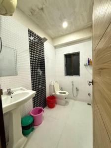 古瓦哈提Pansy B&B的一间带水槽和卫生间的浴室