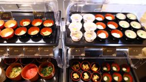 仙台Onyado Nono Sendai Natural Hot Spring的装满不同种类食物的展示盒