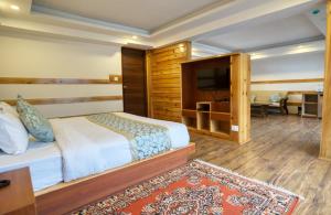 甘托克Gangtok Prime Hotel & Spa的酒店客房,配有床和电视