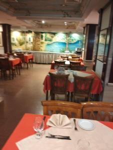卢克索اعلاني的餐厅配有桌椅和红色桌布