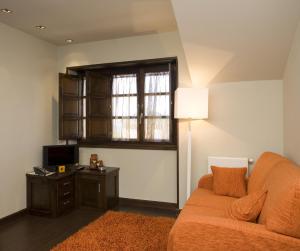 拉卡里达Apartamentos Viavelez的带沙发、桌子和窗户的客厅