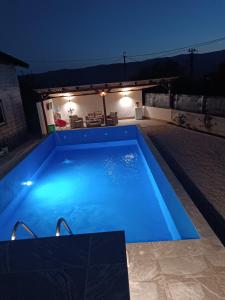 莫斯塔尔Apartments Calimero的游泳池在晚上点亮