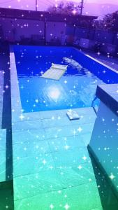 莫斯塔尔Apartments Calimero的夜晚带灯光的蓝色游泳池