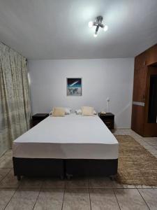 巴西利亚IKA Apart Hotel的一间卧室,卧室内配有一张大床
