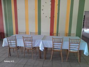 OshikangoPrincess Hotel T/A Epic Hotel ,Oshikango的一张桌子、四把椅子和一张白色的桌布