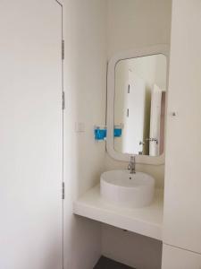 曼谷Line Bangkok Hostel的白色的浴室设有水槽和镜子