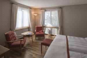 比维奥珀斯特酒店的酒店客房带一张床、椅子和窗户