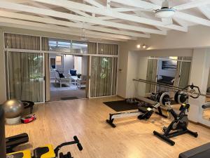 约翰内斯堡2 Bedroom Apartment with Private Gym的一间健身房,里面设有数个健身器材