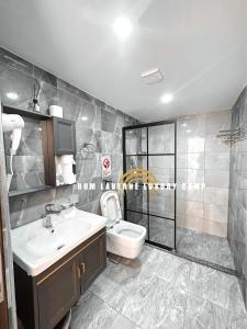 瓦迪拉姆Rum Laverne Luxury Camp的浴室配有卫生间、盥洗盆和淋浴。