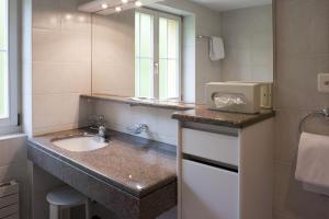 比维奥珀斯特酒店的一间带水槽和镜子的浴室
