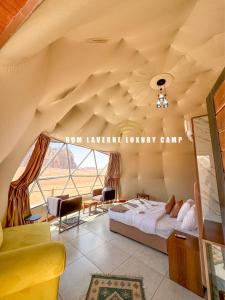 瓦迪拉姆Rum Laverne Luxury Camp的一间卧室设有一张大床和一个大窗户