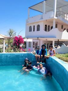 伊察Casa de Campo - Fundo Raquel的一群坐在游泳池边的儿童