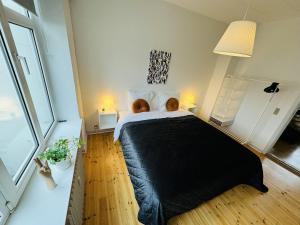 兰讷斯aday - Randers cozy 1 bedroom apartment的一间卧室配有一张大床和黑色毯子