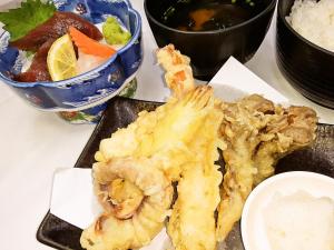 米子市Hotel Alpha-One Yonago的一小盘带虾和一碗蔬菜的食物