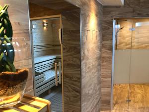 黑尔戈兰岛埃尔格兰德克拉西克酒店的镜子间内的步入式淋浴间
