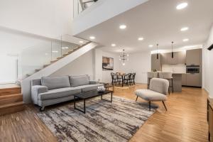 圣地亚哥－德孔波斯特拉I Loft Santiago by Upper Luxury Housing的客厅配有沙发和桌子