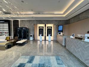 上海途客酒店（上海虹桥枢纽延安西路店）的大楼内带两部电梯的大堂