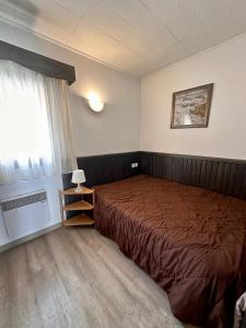 帕斯底拉卡萨弗龙特拉布兰卡酒店的一间卧室设有一张床和一个窗口