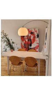 伯尔尼Room in Marzili的一张餐桌,配有两把椅子和一幅画
