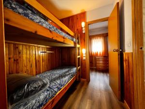 帕斯底拉卡萨弗龙特拉布兰卡酒店的一间卧室配有两张双层床。
