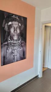 伯尔尼Room in Marzili的墙上一个男人的黑白照片